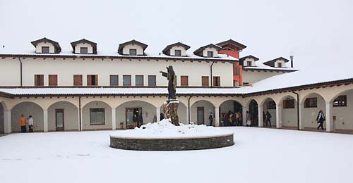 Il chiostro del monastero con la Casa Divina Madre della Gioia